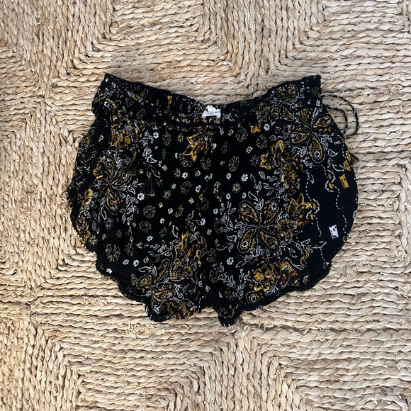 Poupette St Barth Shorts 🖤💛 - Picture 2 of 2